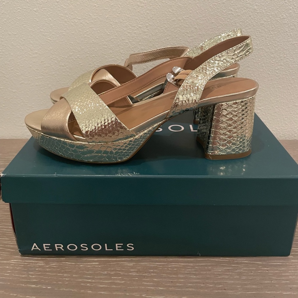 Aerosoles Cosmos Platform Sandals. Brand new never worn! Gold leather, size 8